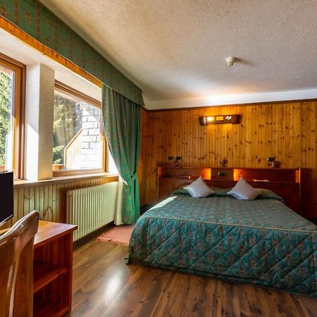 Hotel Bouton D'Or - コー​​ニュ エクステリア 写真