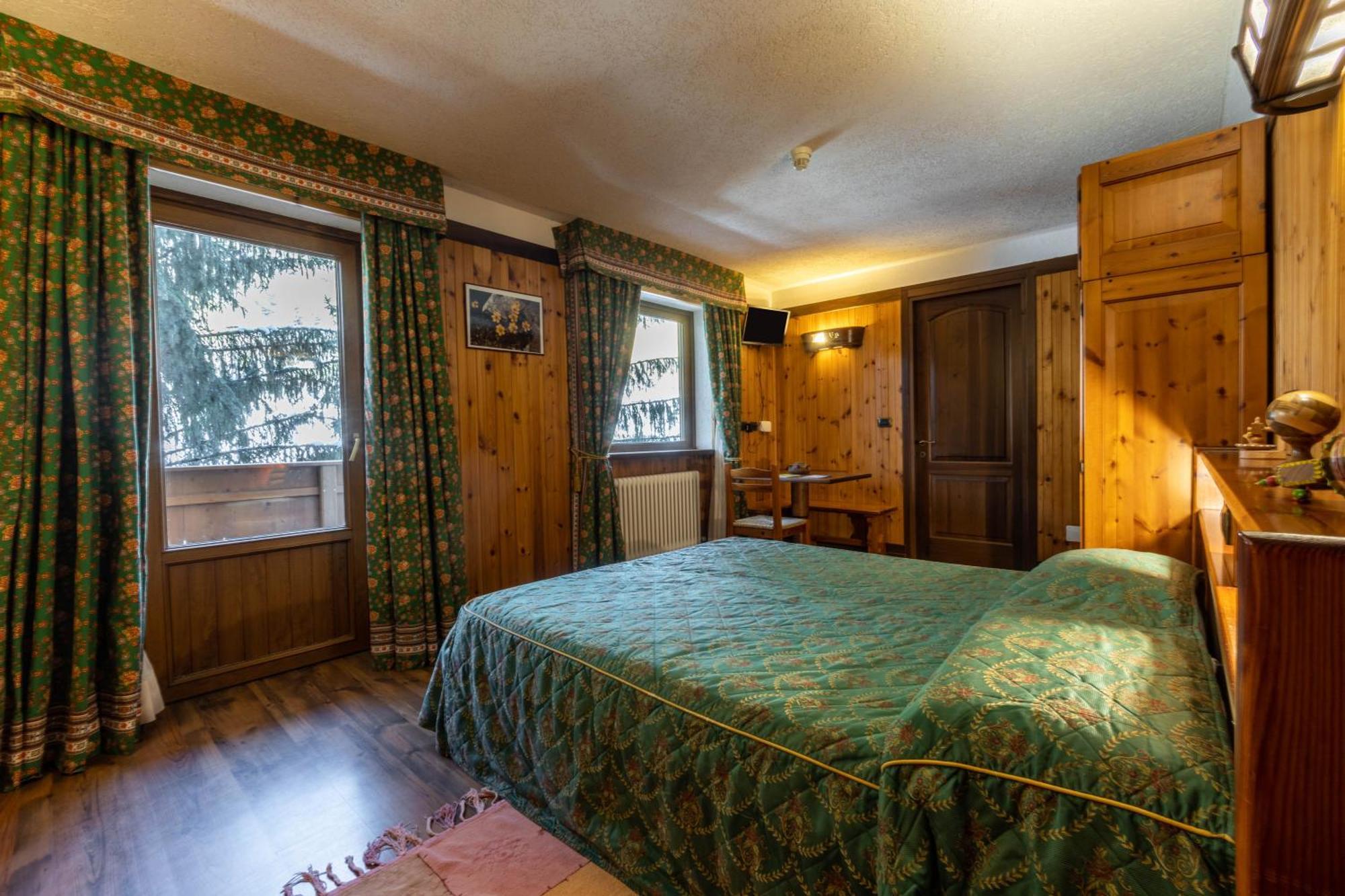 Hotel Bouton D'Or - コー​​ニュ エクステリア 写真