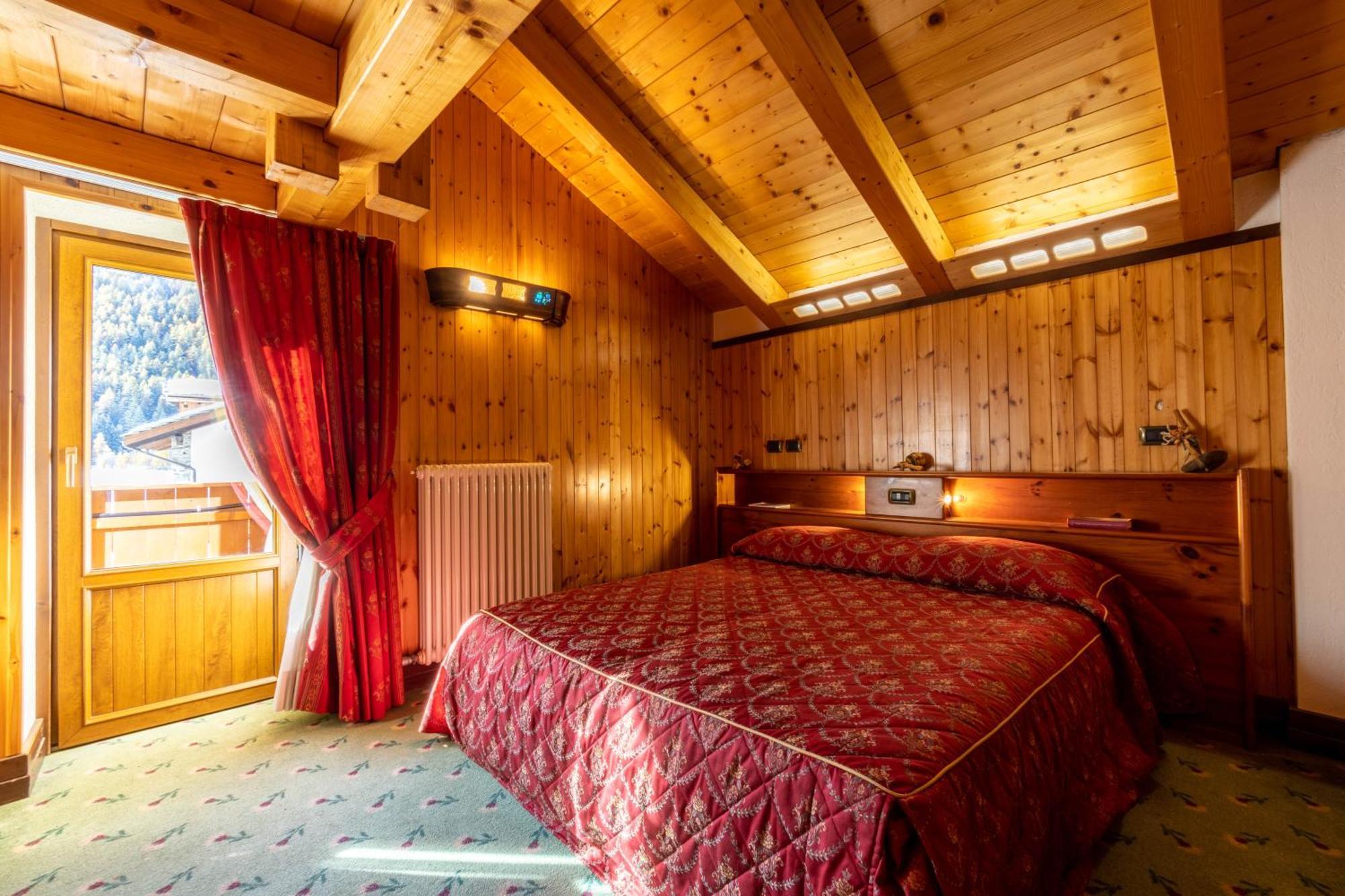 Hotel Bouton D'Or - コー​​ニュ エクステリア 写真