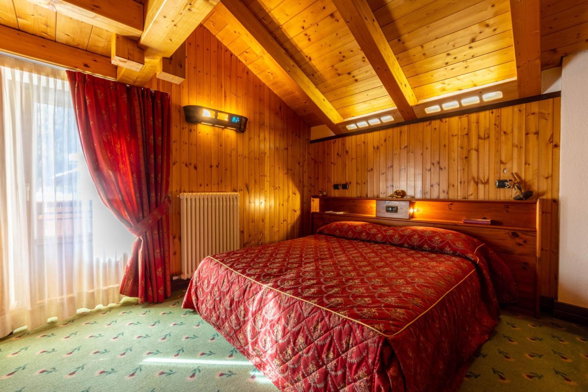Hotel Bouton D'Or - コー​​ニュ エクステリア 写真