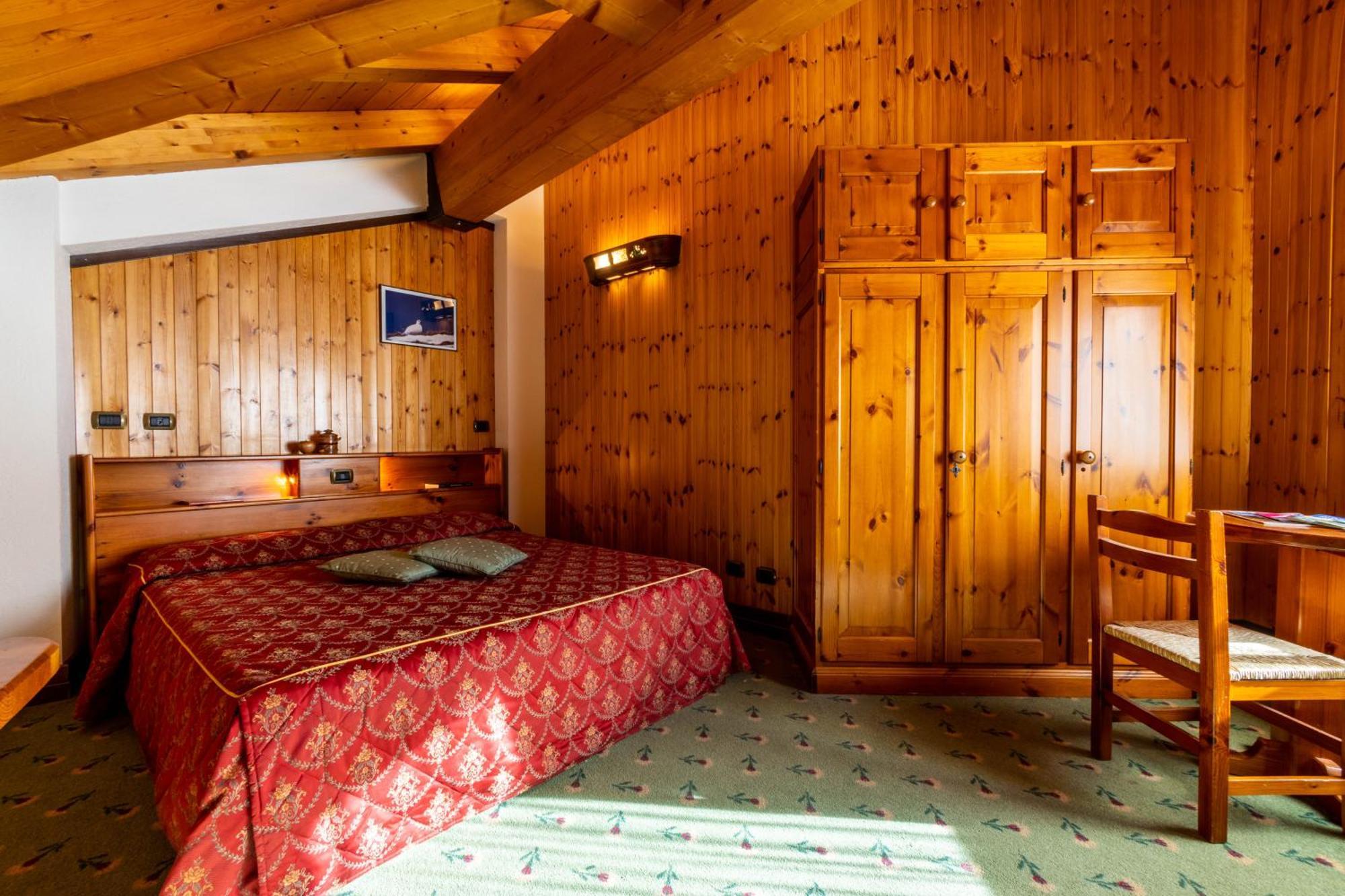 Hotel Bouton D'Or - コー​​ニュ エクステリア 写真