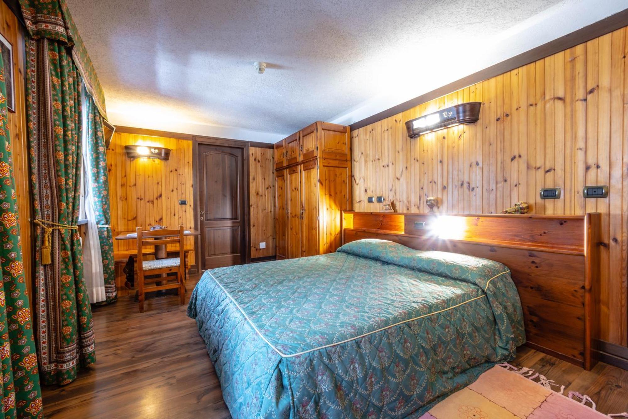 Hotel Bouton D'Or - コー​​ニュ エクステリア 写真