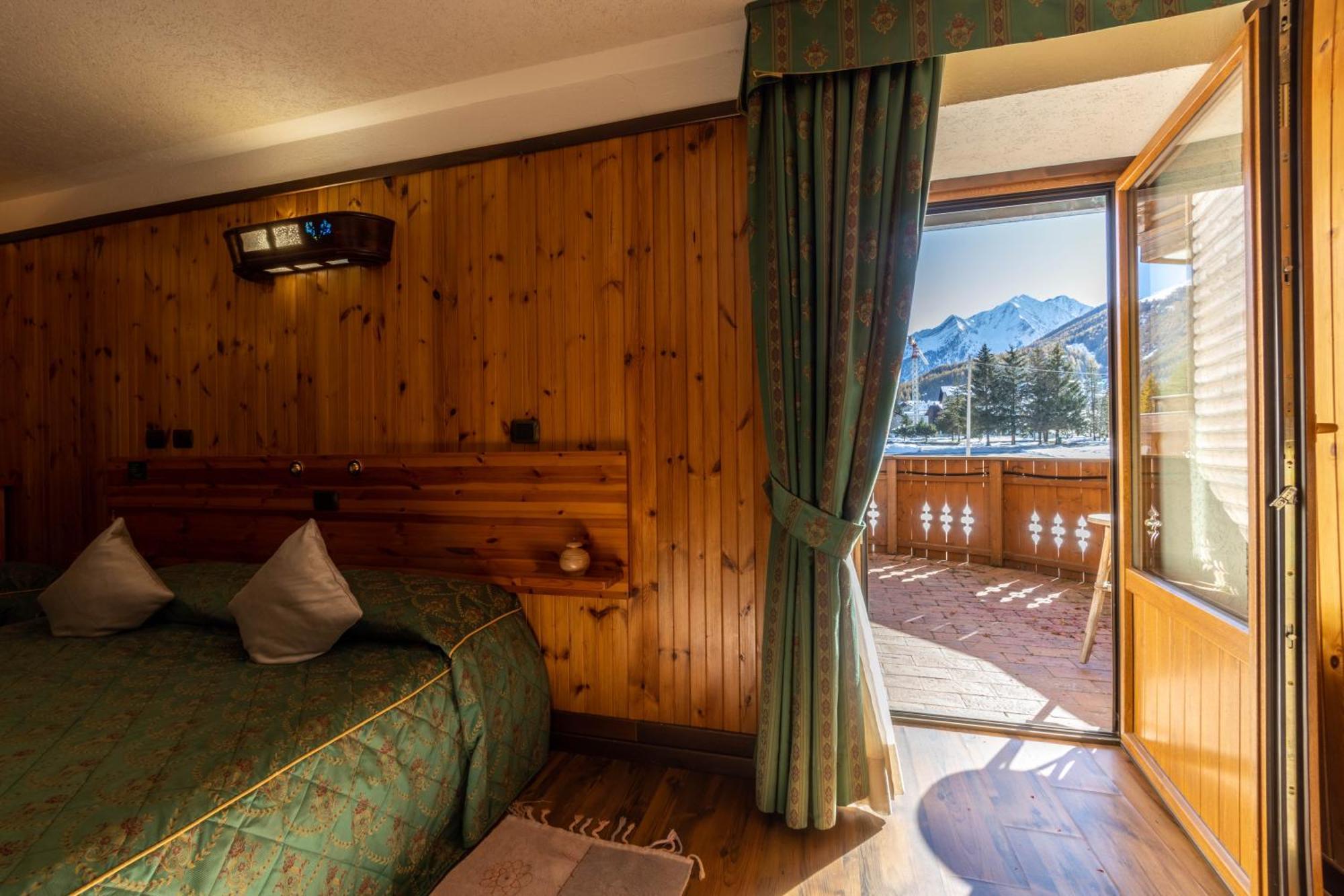 Hotel Bouton D'Or - コー​​ニュ エクステリア 写真