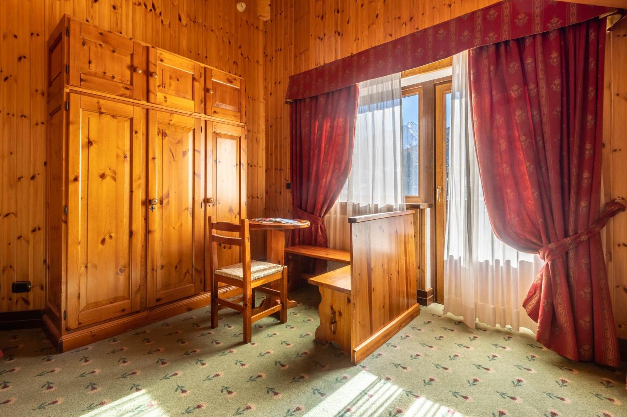 Hotel Bouton D'Or - コー​​ニュ エクステリア 写真